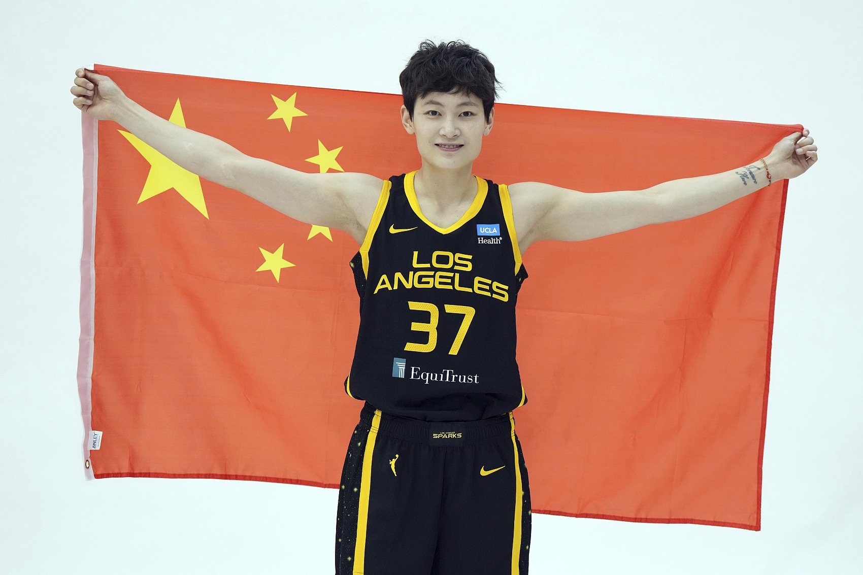 《人物》杂志:杨力维在2019年收到来自WNBA的合同 但国内不让去
