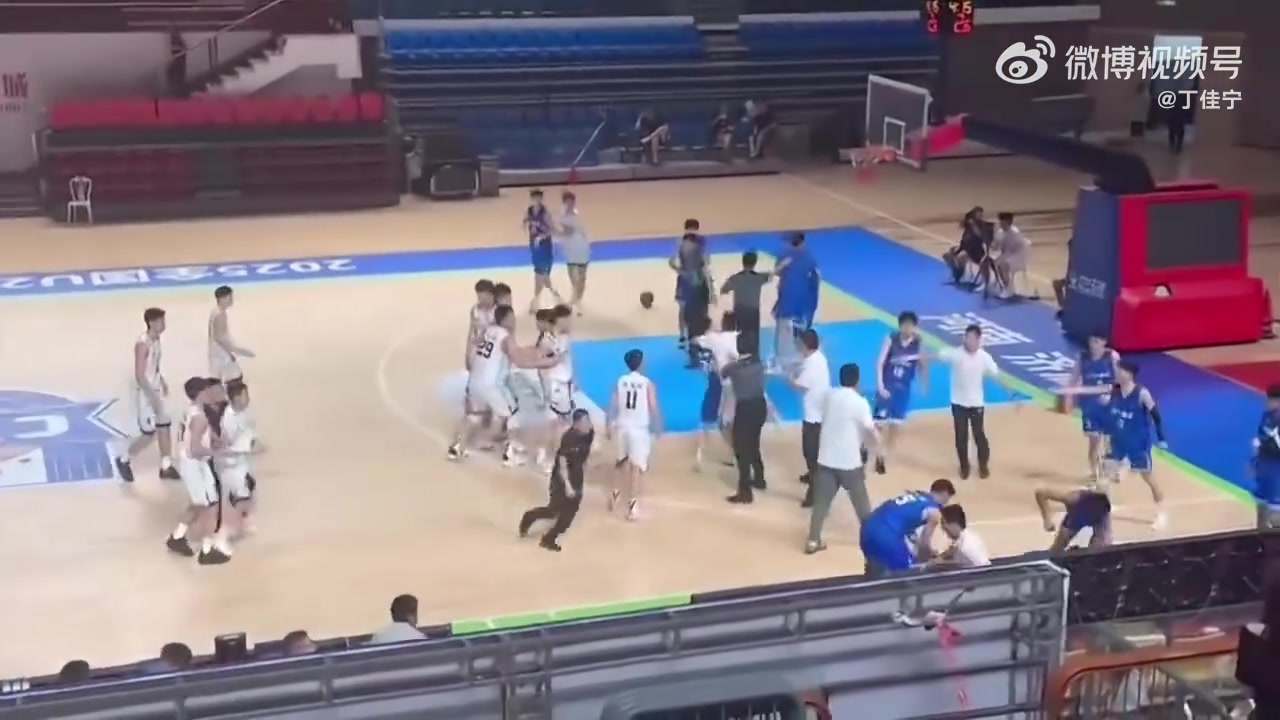 辽宁&山东U21男篮冲突!辽宁一球员摔倒后被4名山东球员围着脚踢